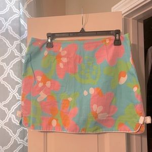 Lilly Pulitzer skirt, attached shorts underneath, zipper closure on side, size 8